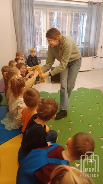 Biblioteka Gorlice, Bibliotekarka prezentuje książkę-maskotkę